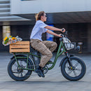 Kobieta Jedzie na Fiido T1 Pro: Mocnym Elektrycznym Rowerze Transportowym z Bagażnikiem