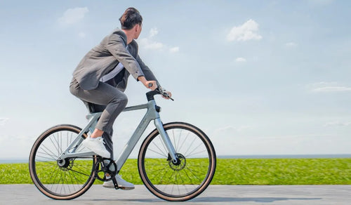 Mężczyzna jedzie na rowerze elektrycznym Fiido Air z pełną prędkością po drodze.