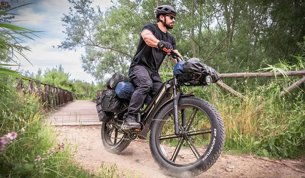 Mężczyzna jedzie na rowerze elektrycznym Fiido Titan przez góry