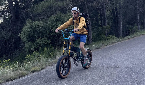 Patxi Usobiaga jeździ na rowerze elektrycznym Fiido M1 Pro z grubymi oponami na drodze