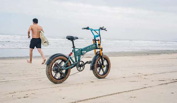 Rower elektryczny Fiido M1 Pro Fat Tire zaparkowany na plaży