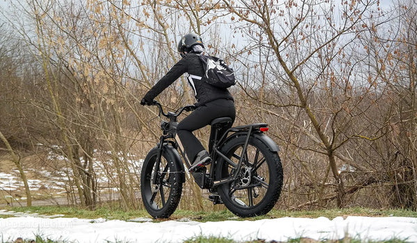 Kobieta jedzie na rowerze elektrycznym Fiido Titan po śniegu