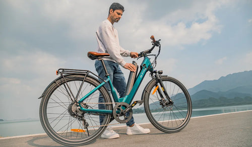Mężczyzna wyjmuje baterię z lekkiego roweru elektrycznego Fiido C11 Pro.
