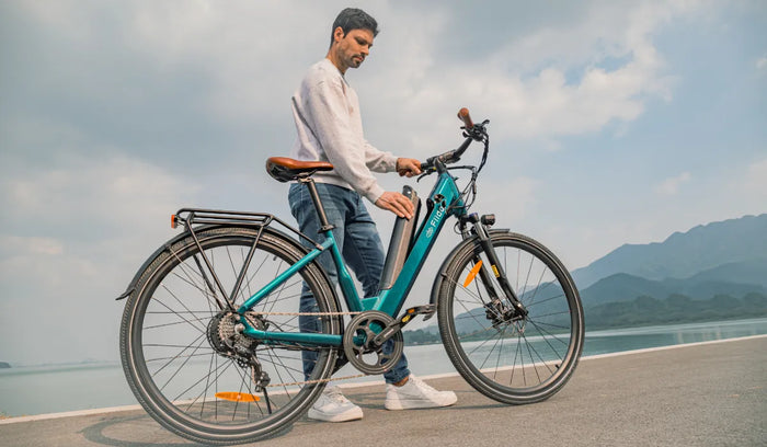 Mężczyzna wyjmuje baterię z lekkiego roweru elektrycznego Fiido C11 Pro.
