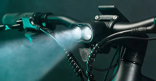 Światło przednie roweru elektrycznego Fiido C21 jest włączone.
