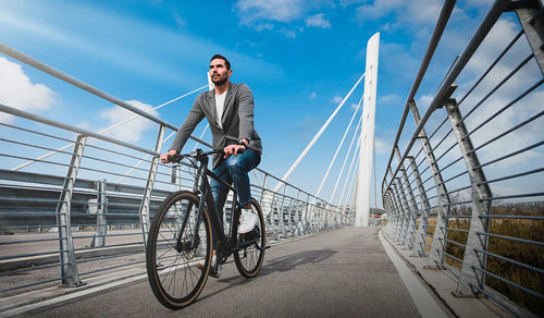 Mężczyzna jadący na miejskim rowerze elektrycznym Fiido C21