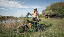 Kobieta ćwiczy na rowerze elektrycznym Fiido M1 Pro z grubymi oponami.