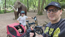 Para cieszy się przejażdżką w parku na rowerze elektrycznym FIIDO M1 Pro i rowerze elektrycznym Fiido Titan.