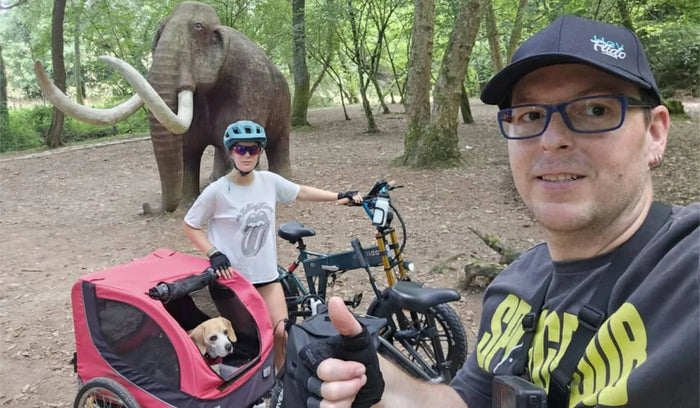 Para cieszy się przejażdżką w parku na rowerze elektrycznym FIIDO M1 Pro i rowerze elektrycznym Fiido Titan.