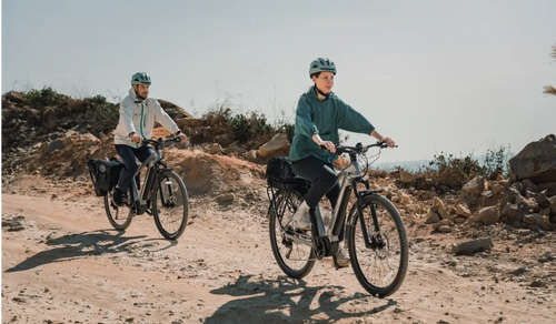 Dwóch rowerzystów na e-bike’ach trekkingowych Fiido Nomads Pro jadących po szutrowym górskim szlaku