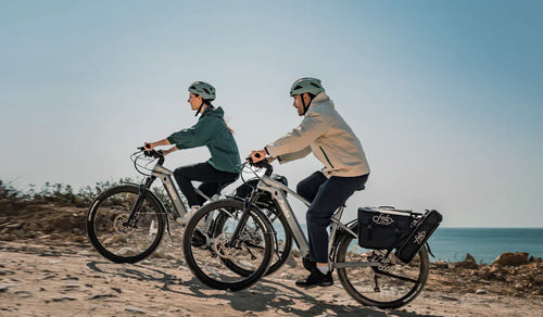 Małżeństwo jedzie na rowerach Fiido Nomads Pro górską trasą.