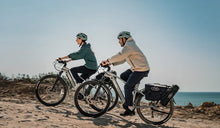 Małżeństwo jedzie na rowerach Fiido Nomads Pro górską trasą.