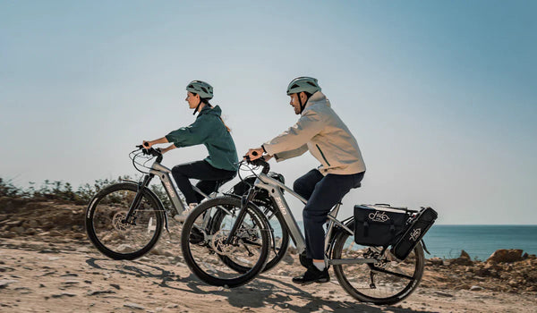 Małżeństwo jedzie na rowerach Fiido Nomads Pro górską trasą.