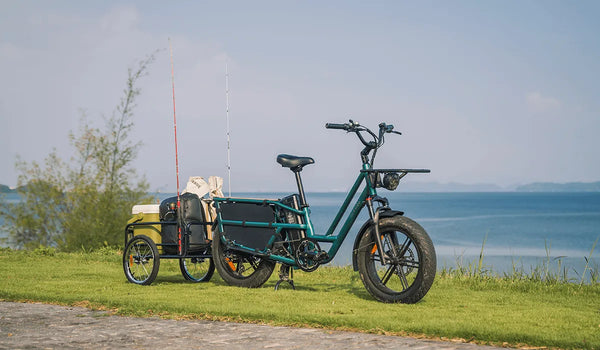 Vélo électrique à longue queue Fiido T2 garé au bord du lac