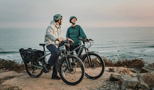 Para na rowerach elektrycznych Fiido Nomads Pro na górskim szlaku terenowym