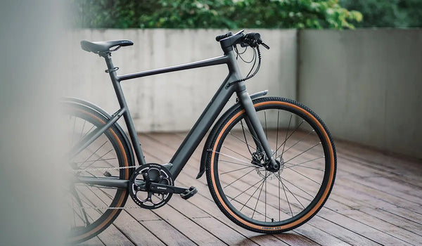 Fiido C21 zaparkowany za murem.