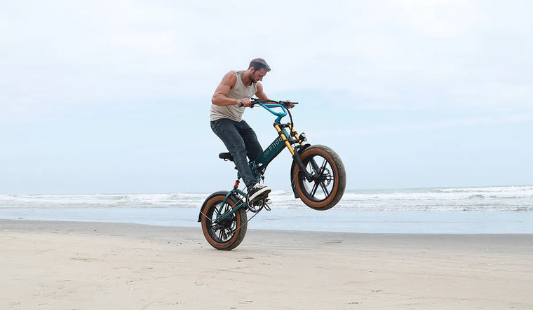 Mężczyzna jedzie na rowerze elektrycznym Fiido M1 Pro na plaży