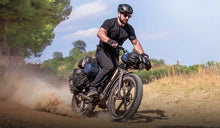 Mężczyzna pędzi przez góry na rowerze typu fat bike Fiido Titan.