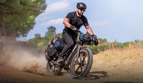 Mężczyzna pędzi przez góry na rowerze typu fat bike Fiido Titan.