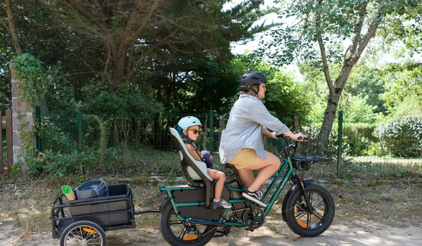 Matka zabiera dziecko na przejażdżkę rowerem elektrycznym Fiido T2 longtail.