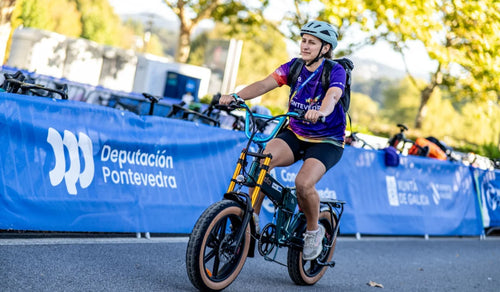 Członek personelu World Triathlon 2026 jedzie na rowerze elektrycznym Fiido M1 Pro w Pontevedrze w Hiszpanii