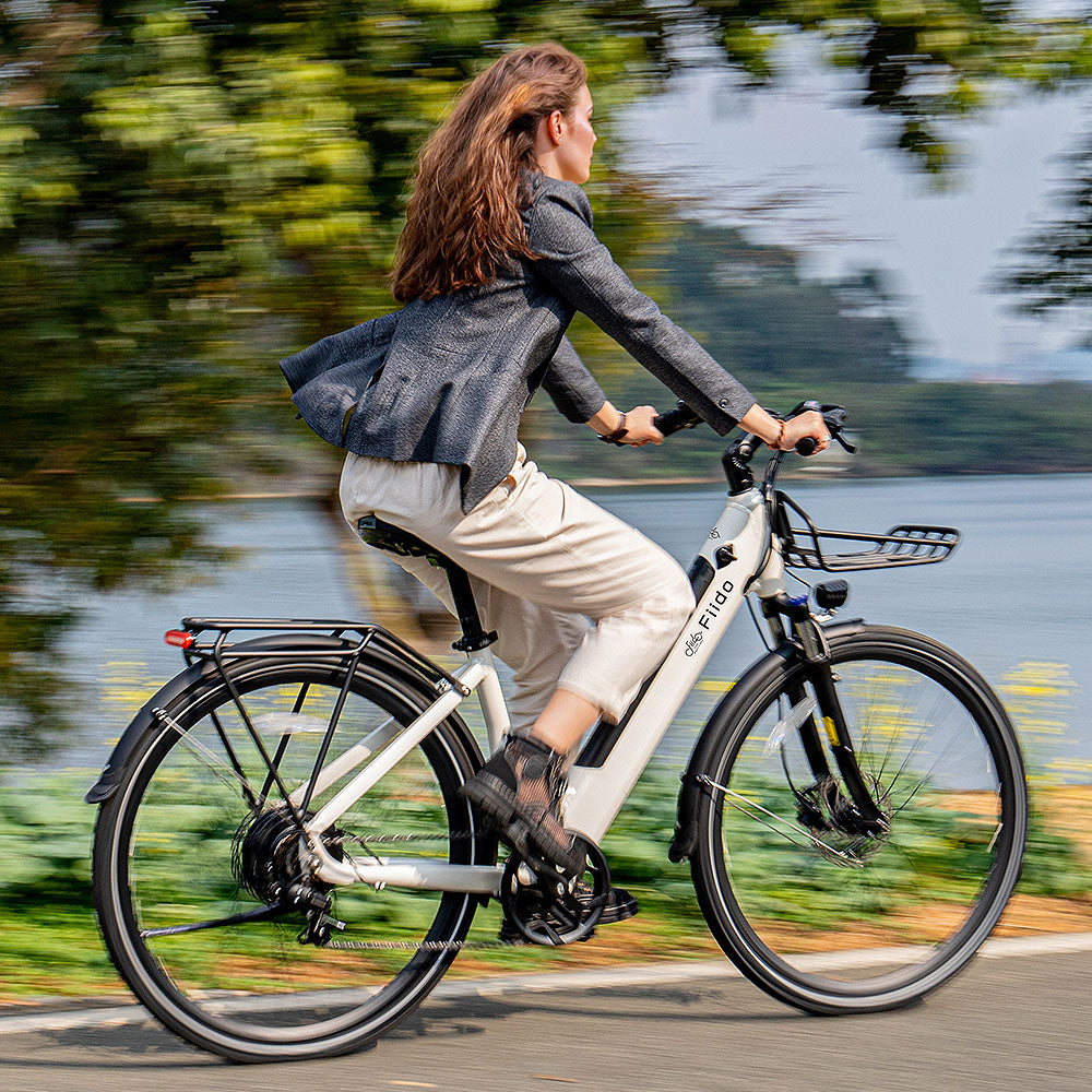 Kobieta Jadąca na Białym Fiido C11 Miejskim Rowerze Elektrycznym