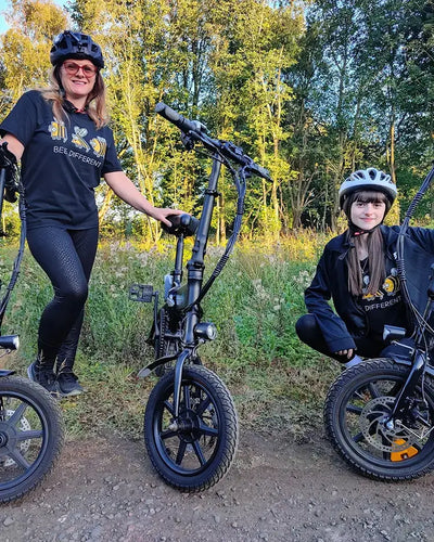 Użytkownik BitzyBobzy i jej siostra jeżdżą Fiido D3 Pro po wiejskiej drodze.