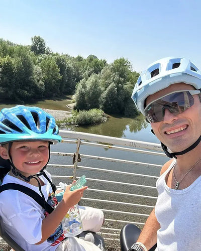 Użytkownik Nicola Maffei i jego dziecko robią zdjęcie z elektrycznym rowerem Fiido Titan.