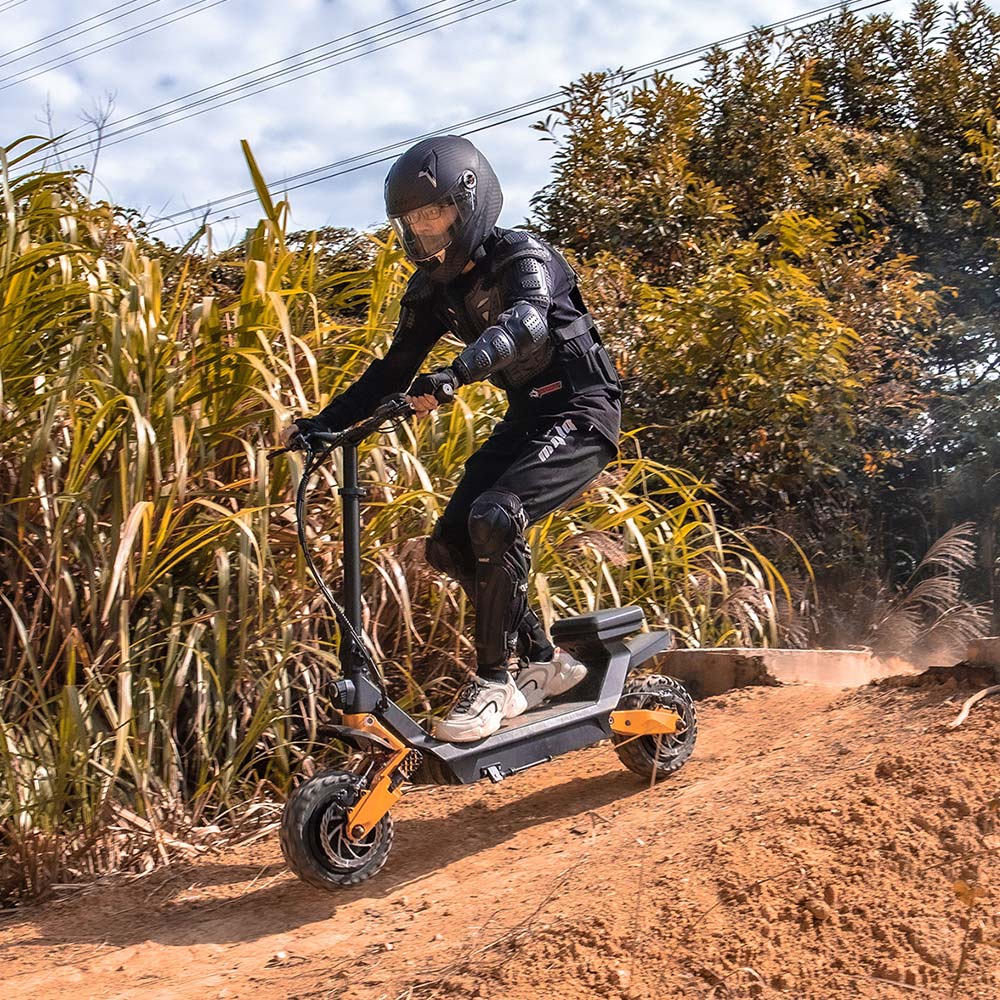 Mężczyzna jeździ off-road na Fiido Beast hulajnodze elektrycznej