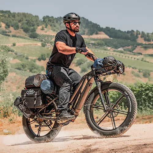 Mężczyzna jedzie pod górę na turystycznym Fiido