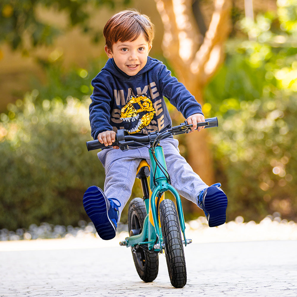 Dzieci driftują na Fiido Kidz elektrycznym rowerku biegowym