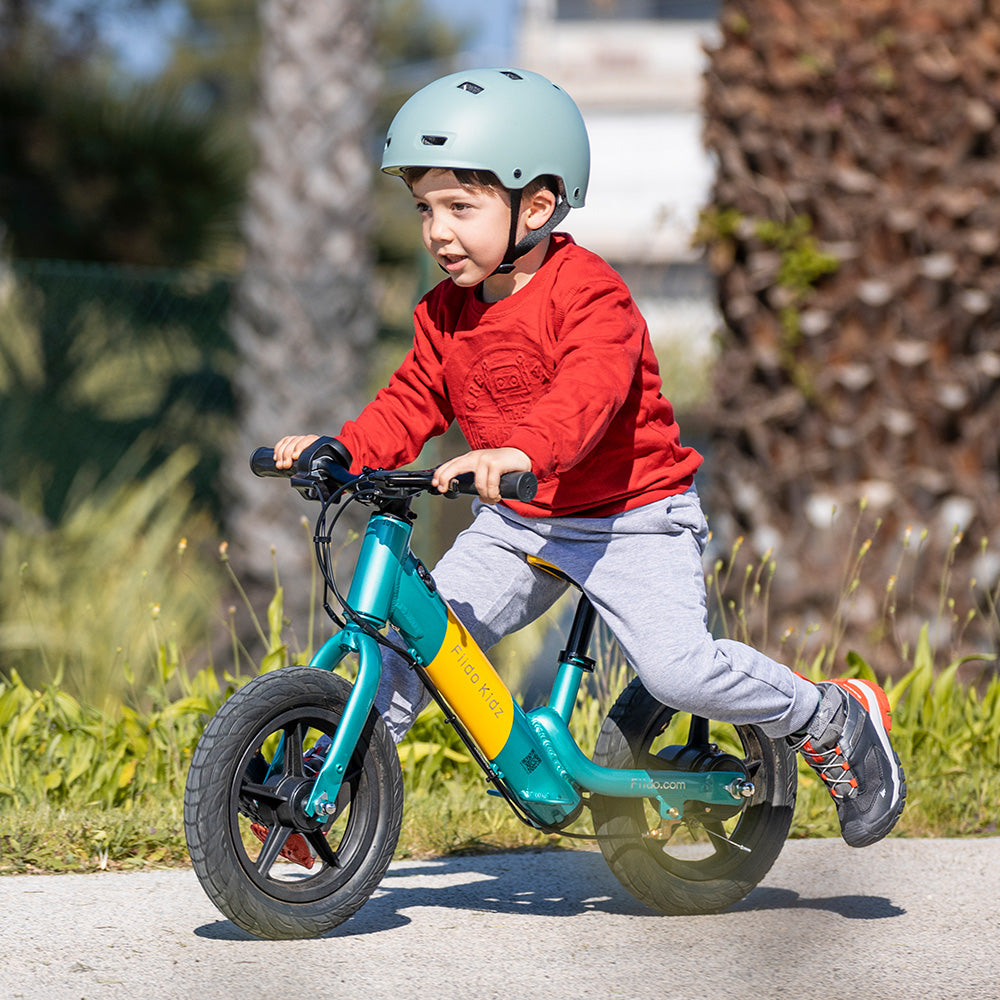 Dzieci jeżdżące na elektrycznym rowerku biegowym Fiido Kidz